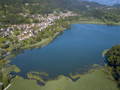 Drohnenaufnahme des Immobilienstandorts in Carlazzo