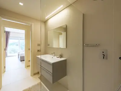 Badezimmer mit Dusche