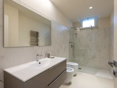 Badezimmer mit Dusche