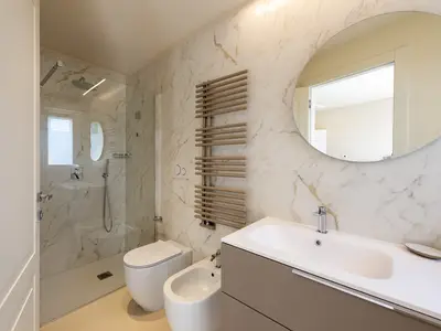 Badezimmer mit Dusche