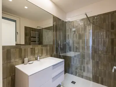 Badezimmer mit Dusche