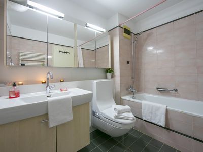 Badezimmer mit Badewanne und Bidet