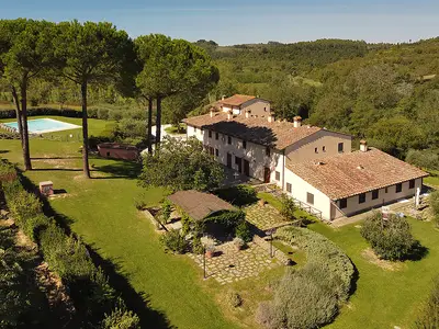 Das Grundstück ist von Grünflächen und dem Gemeinschaftspool umgeben