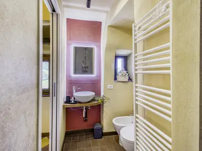 Badezimmer mit Dusche