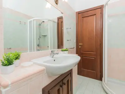 Badezimmer mit Dusche