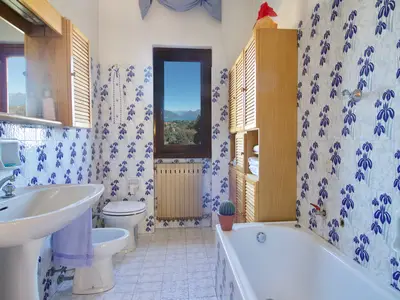 Badezimmer mit Badewanne