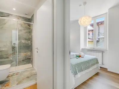 Badezimmer mit Dusche