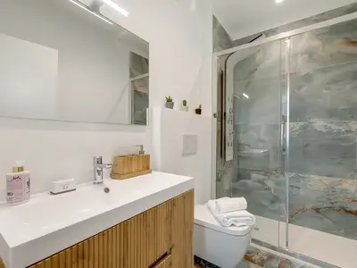 Badezimmer mit Dusche