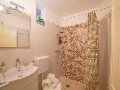 Badezimmer mit Dusche
