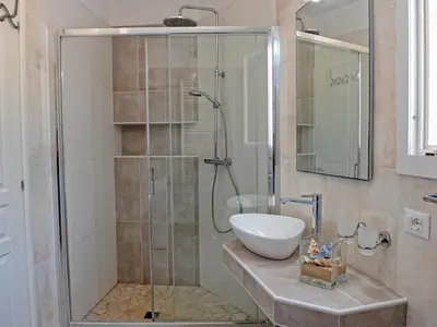 Badezimmer mit Dusche