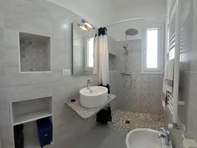 Badezimmer mit Dusche