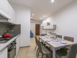 23706992-Appartement-6-Catania-300x225-1