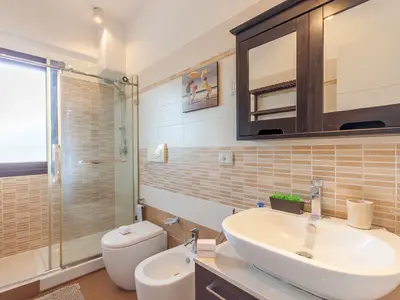 Badezimmer mit Dusche