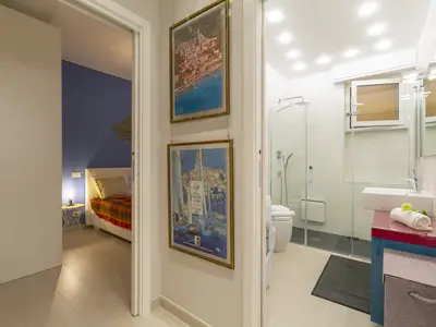 Badezimmer und Blick auf das Schlafzimmer