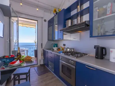 Kleine Küche mit Geschirrspüler, Backofen und Kühlschrank