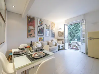 Wohnzimmer mit Zugang zum Balkon