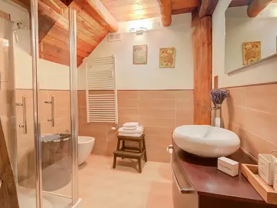 Badezimmer mit Dusche