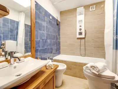 Badezimmer mit Dusche