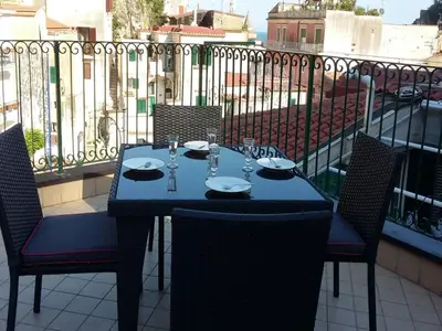 Tisch und Stühle für draußen