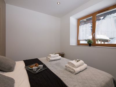 Helles Schlafzimmer mit doppelbett