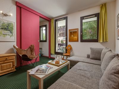 Großes Wohnzimmer mit Sofa und Zugang zum Balkon