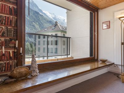 Großer sonniger Balkon mit Blick auf den Mont-Blanc