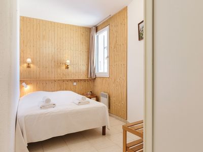 Gemütliches Schlafzimmer mit Doppelbett