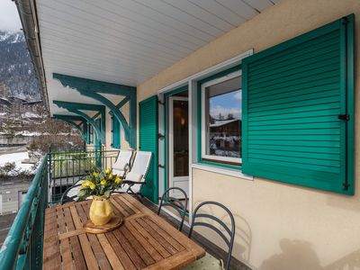 Tisch und Stühle auf dem Balkon