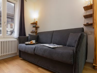 Wohnzimmer mit bequemem Sofa