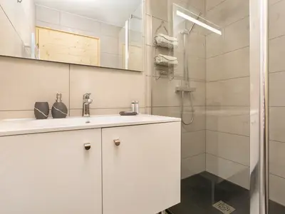 Modernes Duschbad