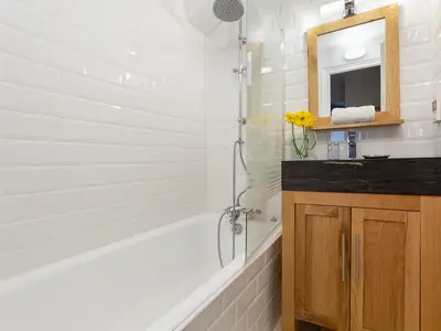 Neues Badezimmer mit Badewanne und Dusche