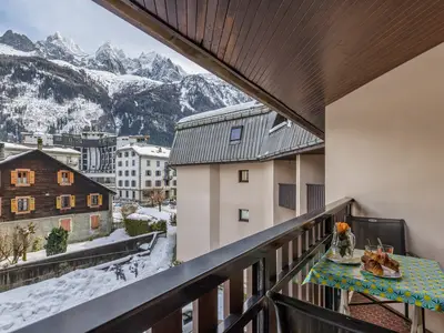 Balkon mit Esstisch