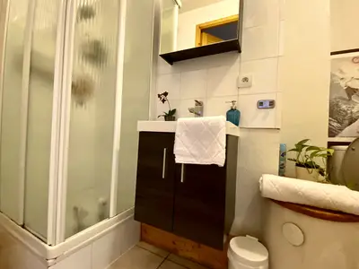 Badezimmer mit Dusche