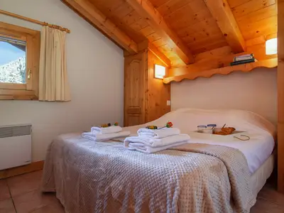 Zweites Schlafzimmer mit Licht und Doppelbett