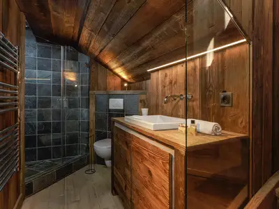 Außergewöhnliches Badezimmer mit Dusche und Toilette