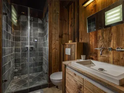 Zweites Badezimmer mit Dusche und Toilette