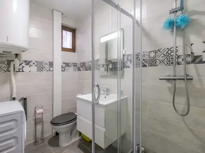 Duschraum mit Waschmaschine