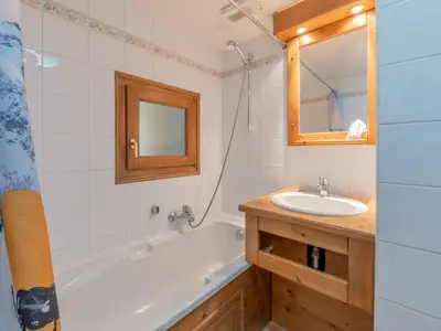 Badezimmer mit Badewanne