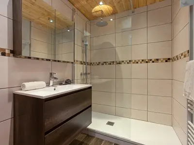 Badezimmer mit Dusche