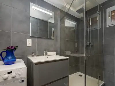 Badezimmer mit Dusche und Waschmaschine