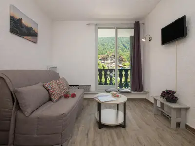 Schlafsofa und Flachbildfernseher