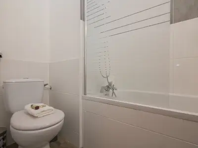 Badezimmer mit Badewanne, Waschbecken und Toilette