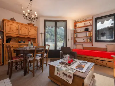 Geräumiges und Helles Wohnzimmer mit Zugang zum Balkon