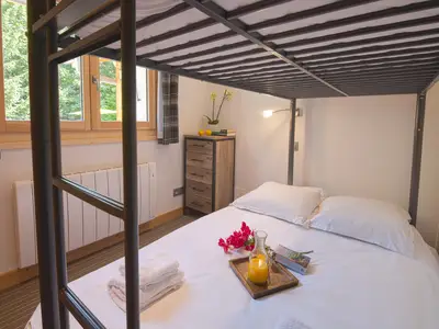 Schlafzimmer mit Hochbett (Doppelbett und Einzelbett)