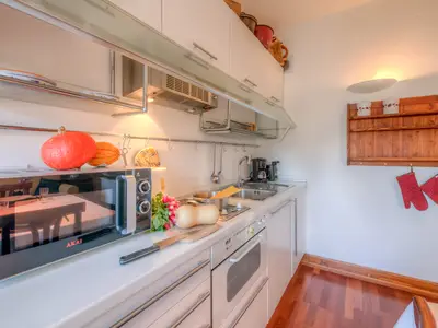 Voll ausgestattete offene Küche