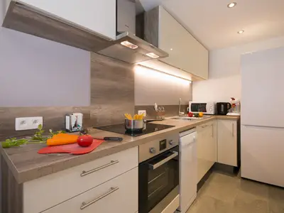 Moderne voll augestattete Küche