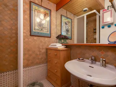 Badezimmer mit Dusche