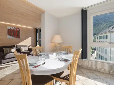 Esstisch mit komplettem Essset