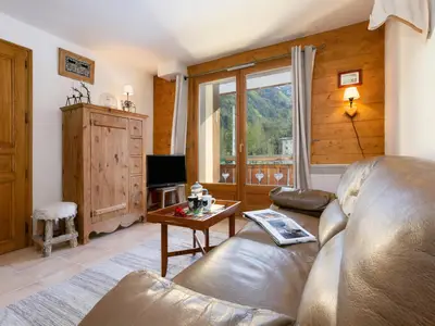 Gemütliches Wohnzimmer mit Zugang zum Balkon