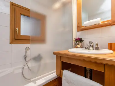 Badezimmer mit Badewanne und Dusche